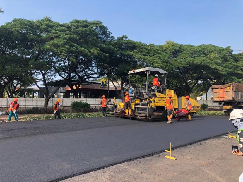 Proses penyelesaian lintasan Formula E di Ancol, Jakarta Utara, Jumat (25/3). Upaya interpelasi penyelenggaraan Formule E ke Gubernur Anies Baswedan dinilai layak dilakukan kembali.