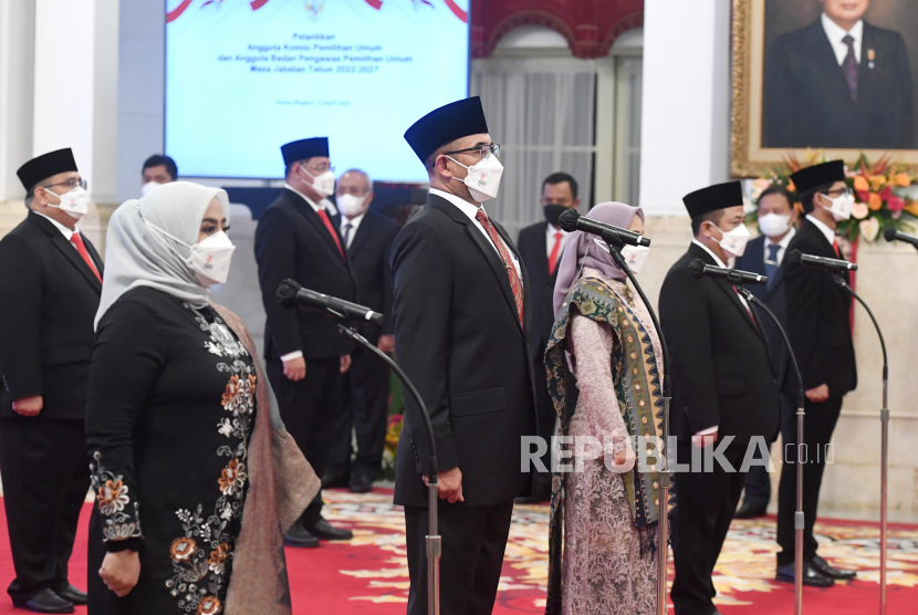 Komisioner KPU dan Bawaslu periode 2022-2027 mengikuti  pelantikan yang dipimpin oleh Presiden Joko Widodo di Istana Merdeka, Jakarta, Selasa (12/04/2022).