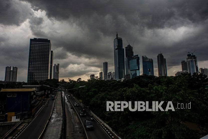 Awan mendung terlihat dari kawasan Kuningan, Jakarta Selatan, Jumat (28/1/2022).