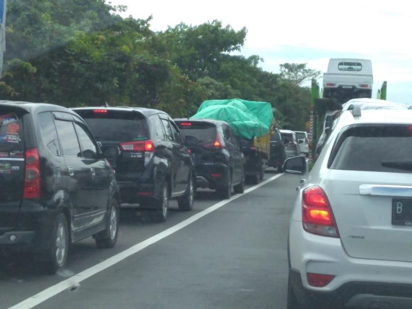 Arus lalu lintas di Tol Palikanci KM 189 padat merayap, Kamis (28/4/2022) pukul 09.45 WIB.