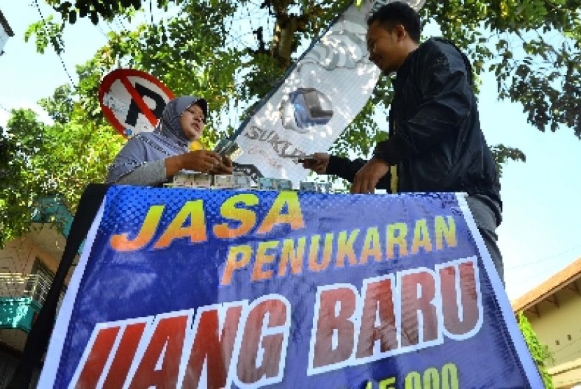 Jasa penukaran uang di jalanan (ilustrasi).
