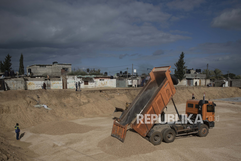 Buruh mengerjakan fondasi pelat beton untuk salah satu dari tiga kompleks perumahan yang didanai Mesir di Jalur Gaza, di kota Beit Lahiya, Gaza utara, Kamis, 20 Januari 2022.