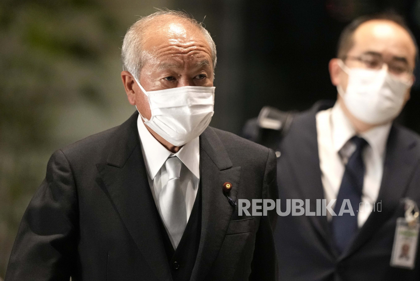 Shunichi Suzuki, Menteri Keuangan Jepang.