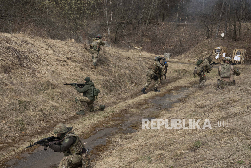Tentara Ukraina dari Brigade Terpisah ke-103 dari Pertahanan Teritorial Angkatan Bersenjata, menembakkan senjata mereka, selama latihan, di sebuah lokasi yang dirahasiakan, dekat Lviv, Ukraina barat, Selasa, 29 Maret 2022.