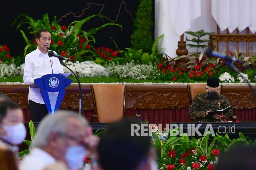 Presiden Joko Widodo (kiri) didampingi Wapres Ma