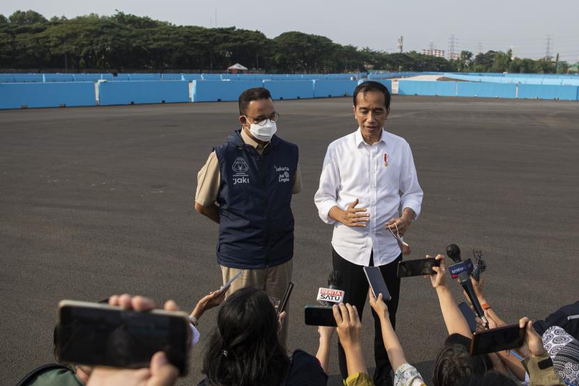 Presiden Joko Widodo (kanan) didampingi Gubernur DKI Jakarta Anies Baswedan memberikan keterangan kepada wartawan seusai meninjau Jakarta International E-Prix Circuit (JIEC) di Ancol, Jakarta Utara, Senin (25/4/2022). Presiden Joko Widodo meninjau secara langsung progres pembangunan serta persiapan di sirkuit tersebut.