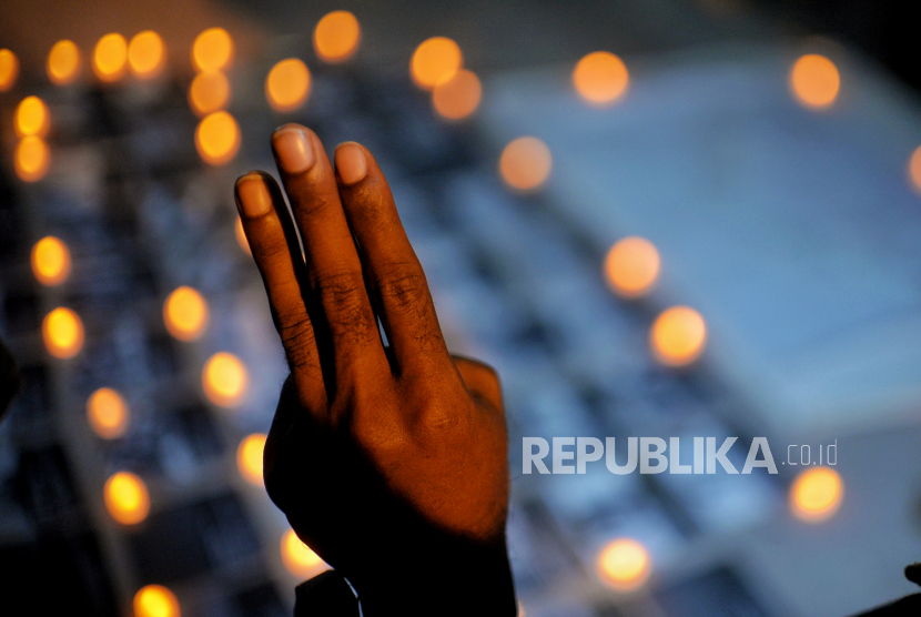 Aktivis yang tergabung dalam Milk Tea Alliance Indonesia melakukan aksi solidaritas di depan Kantor ASEAN, Jakarta, Jumat (12/3). Aksi solidaritas terserbut sebagai bentuk dukungan kepada korban kekerasan yang terjadi akibat kudeta Militer serta mengutuk semua aktivitas junta yang berubah menjadi tindakan kekerasan di Myanmar. Republika/Thoudy Badai