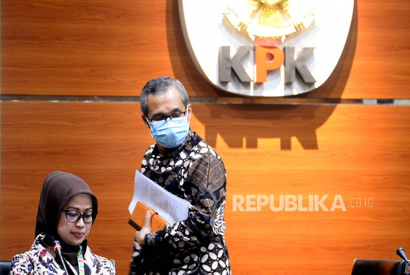 Wakil Ketua KPK Alexander Marwata (kanan) bersama Jubir KPK Bidang Pencegahan KPK Ipi Maryati (kiri) usai memberikan keterangan hasil kajian Program Kartu Prakerja, di Gedung KPK , Jakarta, Kamis (18/6). KPK menemukan sejumlah permasalahan dalam 4 aspek terkait tata laksana sehingga pemerintah perlu melakukan perbaikan dalam implementasi program, yaitu terkait Proses Pendaftaran, Kemitraan dengan Platform Digital, Materi Pelatihan dan Pelaksanaan Program