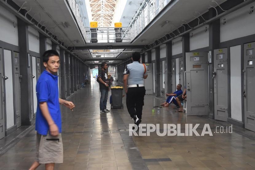 Sejumlah Warga Binaan Pemasyarakatan berada di depan kamar selnya di salah satu blok di Lapas Klas I Sukamiskin, Bandung, Jawa Barat, Rabu (31/3/2021). Komisi Pemberantasan Korupsi (KPK) mengeksekusi General Manager PT Adimulia Agrolestari (AA) Sudarso ke Lembaga Pemasyarakatan (Lapas) Kelas I Sukamiskin, Bandung berdasarkan putusan yang telah berkekuatan hukum tetap.