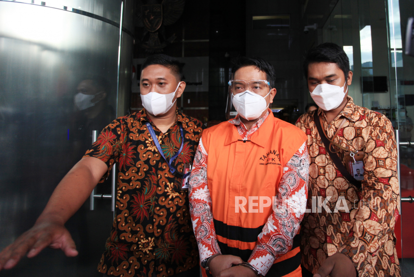 Tersangka mantan Direktur Jenderal Bina Keuangan Daerah Kementerian Dalam Negeri periode Juli 2020 hingga November 2021, Mochamad Ardian Noervianto (tengah) berjalan untuk dihadirkan dalam konferensi pers penahanan tersangka di Gedung Merah Putih KPK, Jakarta, Rabu (2/2/2022). KPK resmi menahan tersangka Mochamad Ardian Noervianto terkait dugaan tindak pidana korupsi penerimaan hadiah atau janji terkait pengajuan dana Pemulihan Ekonomi Nasional (PEN) Daerah Kabupaten Kolaka Timur Tahun 2021.