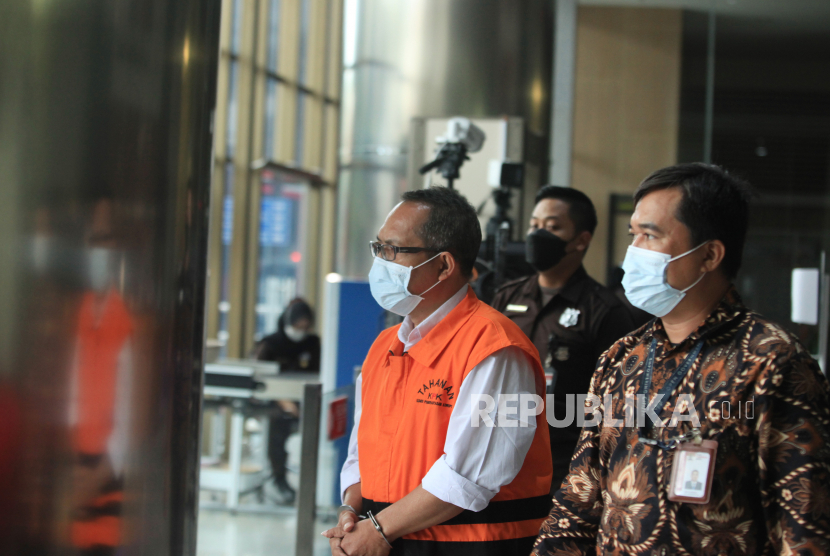 Tersangka Hakim Pengadilan Negeri (PN) Surabaya Itong Isnaeni Hidayat (kiri) berjalan meninggalkan Gedung Merah Putih KPK usai pemeriksaan di Jakarta, Selasa (15/2/2022). KPK memeriksa Itong Isnaeni Hidayati sebagai tersangka pasca Operasi Tangkap Tangan (OTT) terkait dugaan tindak pidana korupsi berupa suap pengurusan perkara di PN Surabaya Jawa Timur.
