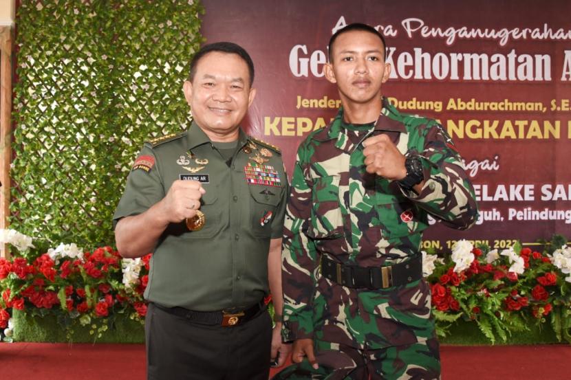 Kepala Staf Angkatan Darat (KSAD) Jenderal Dudung Abdurachman bersama Henz Songjanan, anak seorang warga Myanmar.