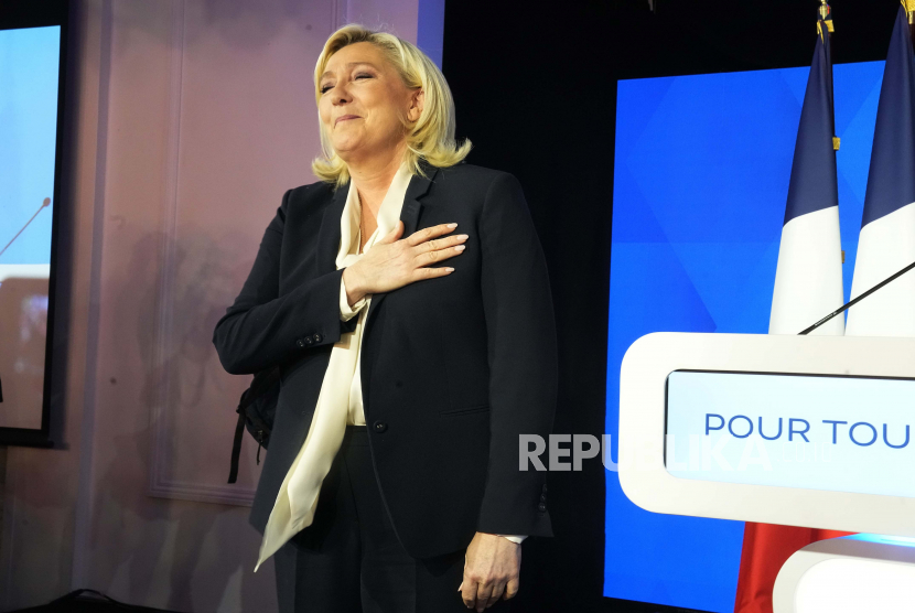 Pemimpin sayap kanan Marine Le Pen memberi isyarat setelah berbicara setelah proyeksi hasil awal pemilihan presiden Prancis putaran kedua diumumkan di Paris, Minggu, 24 April 2022. Badan-badan pemungutan suara Prancis memproyeksikan bahwa petahana tengah Emmanuel Macron akan memenangkan pemilihan presiden Prancis hari Minggu, mengalahkan saingan sayap kanan Marine Le Pen dalam perlombaan ketat yang diselimuti oleh perang Ukraina dan melihat lonjakan dukungan untuk ide-ide ekstremis.