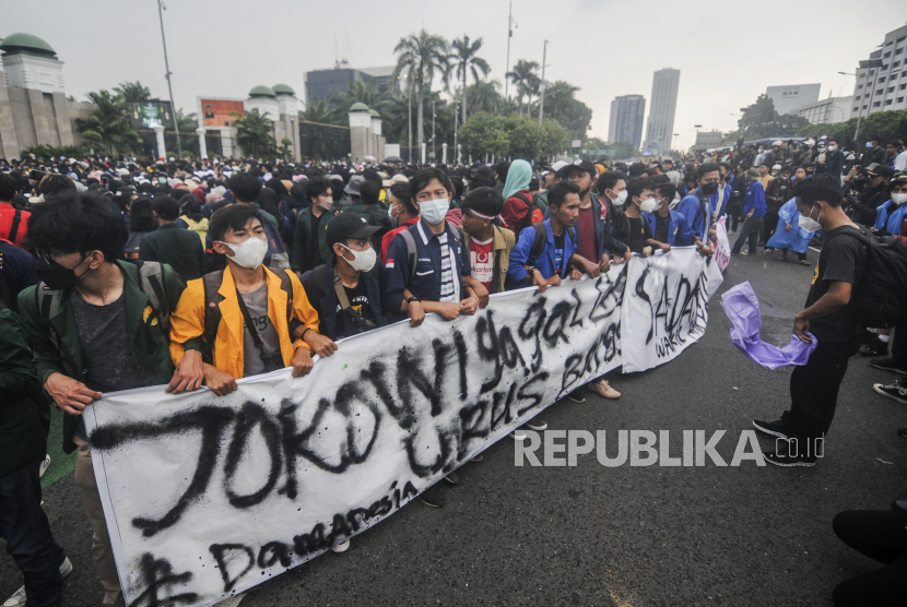 Sejumlah massa aksi dari Badan Eksekutif Mahasiswa Seluruh Indonesia (BEM SI) melaksanakan demonstrasi di depan Gedung DPR, Jakarta, Senin (11/4/2022). Pada aksi tersebut BEM SI menuntut agar DPR mendengar dan menjemput aspirasi rakyat, mendesak anggota parlemen secara tegas menolak penundaan pemiulu 2024 atau jabatan presiden tiga periode, serta mendesak wakil rakyat agar menyampaikan kajian disertasi 18 tuntutan mahasiswa kepada presiden Joko Widodo. Republika/Putra M. Akbar