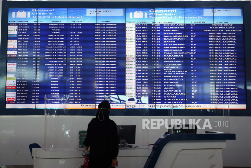 Calon penumpang melihat jadwal penerbangan di Terminal 3 Bandara Soekarno Hatta, Tangerang, Banten, Selasa (26/4/2022). PT Angkasa Pura II selaku pengelola bandara telah menerima permintaan penerbangan tambahan atau Extra Flight sebanyak 720 penerbangan dari sejumlah maskapai selama musim angkutan Lebaran 2022, mulai dari tanggal 25 April hingga 10 Mei 2022.