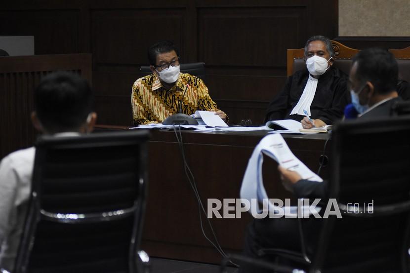 Terdakwa mantan Deputi Komisioner Pengawas Pasar Modal II Otoritas Jasa Keuangan (OJK) Fakhri Hilmi (kiri) mendengarkan keterangan ahli pada sidang lanjutan perkara korupsi pengelolaan keuangan dan dana investasi PT Asuransi Jiwasraya (Persero) di Pengadilan Tipikor, Jakarta, Kamis (29/4/2021). Sidang beragenda mendengarkan keterangan dua ahli yang dihadirkan JPU Kejaksaan Agung.
