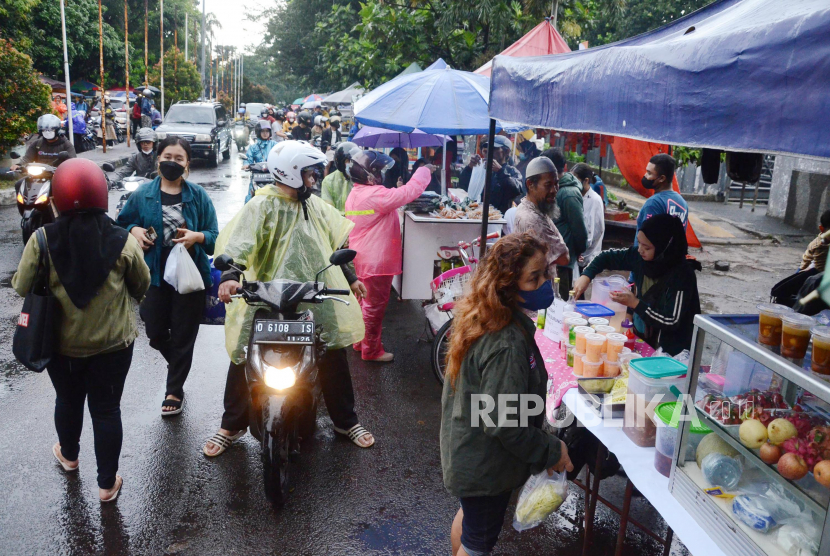Warga berburu takjil atau panganan untuk berbuka puasa di Jalan Pusdai, Kota Bandung. Pemerintah memperpanjang PPKM di wilayah luar Jawa Bali mulai 12 April hingga 25 April 2022 mendatang. Perpanjangan PPKM luar Jawa Bali ini tertuang dalam Instruksi Mendagri Nomor 19 Tahun 2022 yang berakhir pada tanggal 11 April 2022.