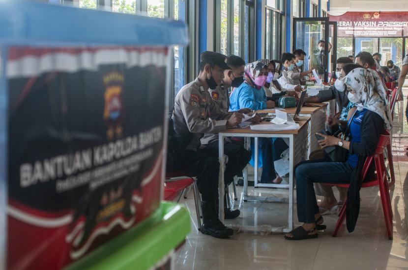 Warga mengikuti vaksinasi booster COVID-19 di Terminal Rangkasbitung, Lebak, Banten, Rabu (6/4/2022). Penyuntikan vaksin COVID-19 yang dilaksanakan Polda Banten tersebut sebagai upaya mendukung pemerintah dalam percepatan capaian target vaksinasi COVID-19.
