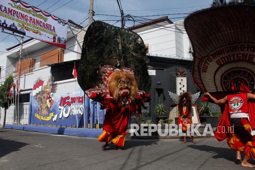 Peserta memainkan kesenian Reog saat deklarasi Kampung Pancasila Gandekan di Solo, Jawa Tengah, Senin (21/3/2022). Kegiatan tersebut bertujuan untuk menumbuhkan sikap menghormati antarwarga guna mewujudkan semangat pancasila dalam kehidupan bermasyarakat.