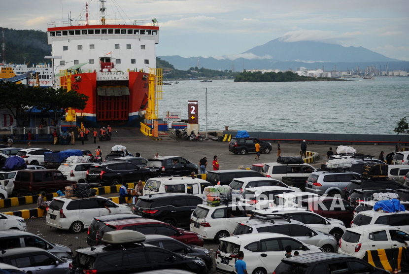 Kendaraan mengantre menunggu proses bongkar muat kapal sebelum memasuki Kapal Adinda Wisnu Karsa di Pelabuhan Merak, Banten, Jumat (29/4/2022). Dalam rangka mengantisipasi adanya penumpukan kendaraan penumpang pada puncak arus mudik di Pelabuhan Merak, PT ASDP Indonesia Ferry menambah jumlah unit kapal dari 29 menjadi 40 unit kapal berukuran 100.000 GRT serta memaksimalkan waktu percepatan bongkar muat kapal. Republika/Thoudy Badai