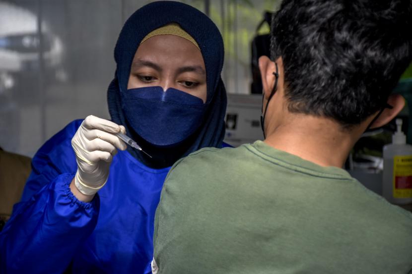 Akselerasi vaksinasi Covid-19 dilakukan terkait perlambatan selama Ramadhan.