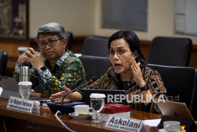 Menteri Keuangan Sri Mulyani Indrawati (kanan) didampingi Direktur Jenderal Perimbangan Keuangan Kemenkeu Astera Primanto Bhakti (kiri) saat menyampaikan paparan dalam rapat kerja dengan Komite IV DPD di Kompleks Parlemen, Senayan, Jakarta, Selasa (14/1/2020).
