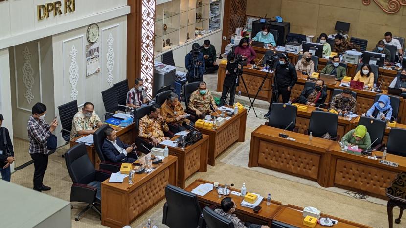 Baleg mengambil keputusan tingkat I atas revisi UU PPP dan akan disahkan dalam rapat paripurna mendatang, di Ruang Rapat Baleg, Kompleks Parlemen, Jakarta, Rabu (13/4) malam.