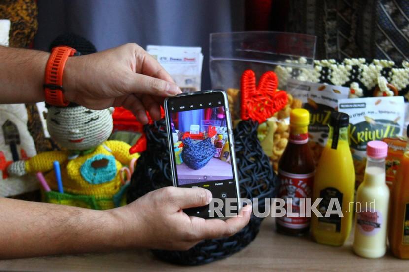 Pelaku Usaha Mikro Kecil Menengah Tim dari (UMKM) memotret produk untuk dipasarkan secara digital marketing (ilustrasi)
