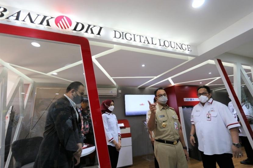 Bank DKI hadirkan layanan Mobile Cash Tarik Tunai tanpa kartu dan CRM pada kantor layanan Bank DKI di Balai Kota Pemprov DKI Jakarta, Senin (11/4/2022).