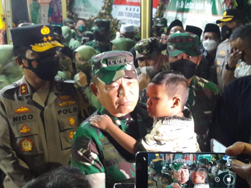 KSAD Jenderal Dudung Abdurachman menggendong putra almarhum Sertu Eka Andriyanto Hasugian.