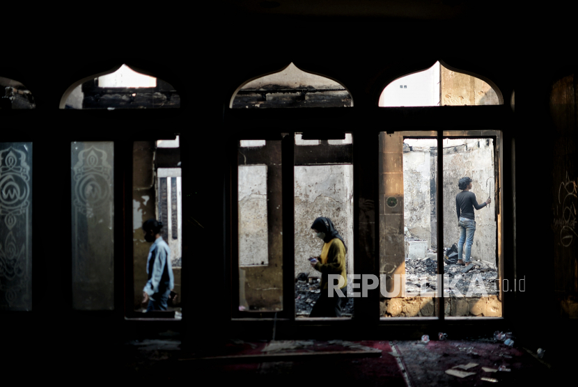 Warga mencari puing-puing bangunan di lokasi terdampak kebakaran di kawasan Pasar Gembrong, Jakarta, Senin (25/4/2022). Sebanyak 400 rumah dan pertokoan dikawasan tersebut terbakar pada Ahad (24/4) sekitar pukul 21.00 WIB yang diduga akibat korsleting listrik. Menurut Ikatan Pedagang Pasar Indonesia, kerugian akibat kebakaran di Pasar Gembrong tersebut ditaksir sekitar Rp 2 miliar. Republika/Thoudy Badai