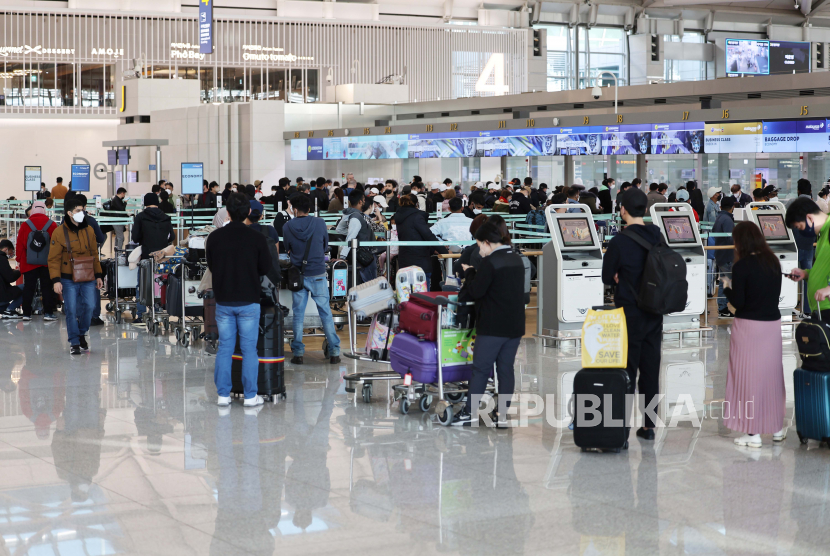 Konter check-in ramai dengan pelancong di Bandara Internasional Incheon, di Incheon, Korea Selatan, 01 April 2022, karena bandara kembali ke sistem operasional pra-pandemi sesuai dengan aturan karantina yang dilonggarkan pemerintah.