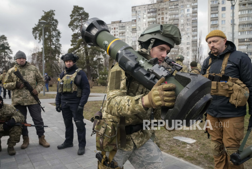 Seorang anggota Pasukan Pertahanan Teritorial Ukraina memegang senjata anti-tank NLAW, di pinggiran Kyiv, Ukraina, Rabu, 9 Maret 2022. Kremlin pada Kamis (28/4/2022) mengatakan bahwa, pasokan senjata Barat ke Ukraina merupakan ancaman bagi keamanan benua Eropa.