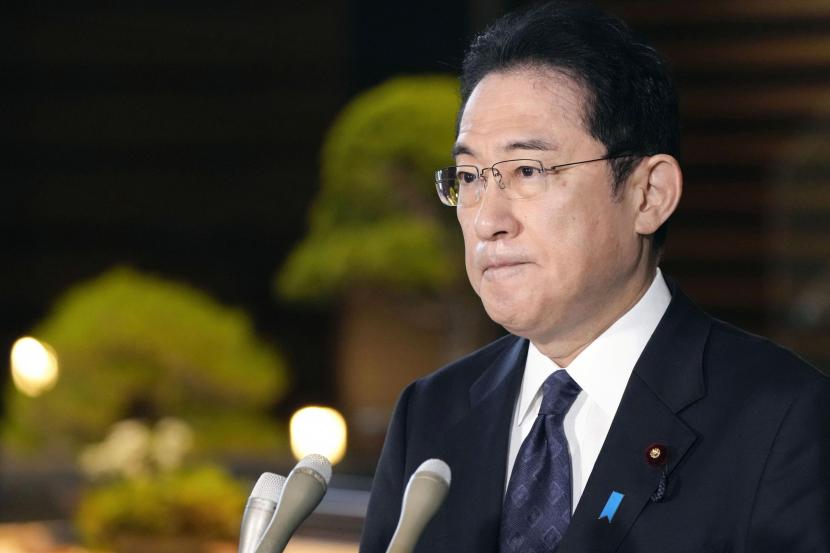Perdana Menteri Jepang Fumio Kishida berbicara kepada media di kediaman resmi perdana menteri di Tokyo, Senin, 4 April 2022.
