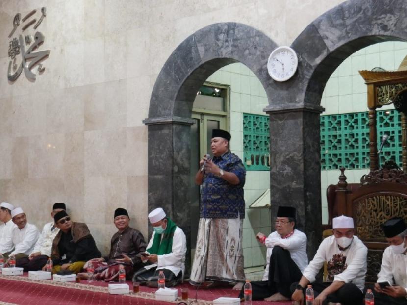 Ketua Dewan Pembina DPP Laskar Ganjar-Puan (LGP), H Mochtar Mohamad,(berdiri) saat silaturahim dengan tokoh santri dan ulama.