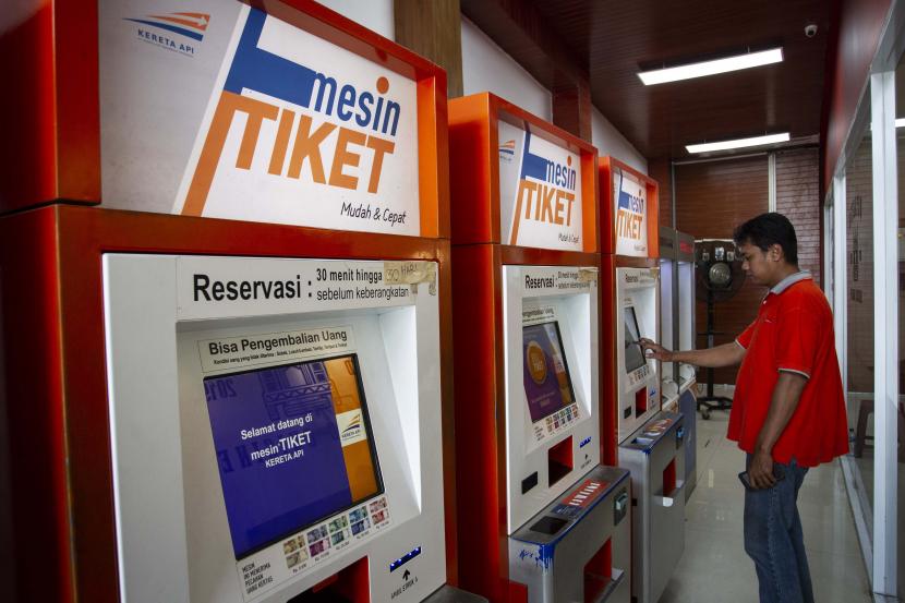 Calon penumpang memesan tiket kereta api (ilustrasi). PT KAI Daop 1 Jakarta, Senin (11/4/2022) hari ini melakukan pengaturan pola keberangkatan kereta api jarak jauh dari Stasiun Gambir ke Stasiun Jatinegara.