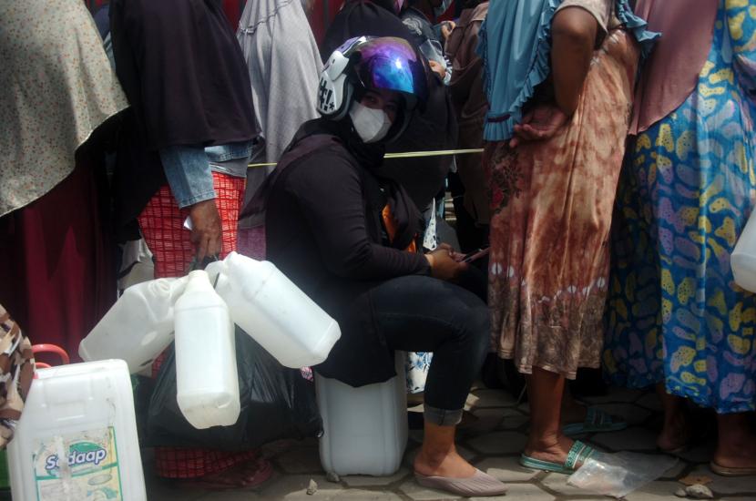 Sejumlah warga antre membeli minyak goreng curah di salah satu toko di Kelurahan Kemandungan, Tegal, Jawa Tengah, Senin (25/4/2022). Warga harus antre hingga lima jam untuk membeli minyak goreng curah seharga Rp15.500 ribu per liter yang pembeliannya juga dibatasi sebanyak 10 liter per orang.