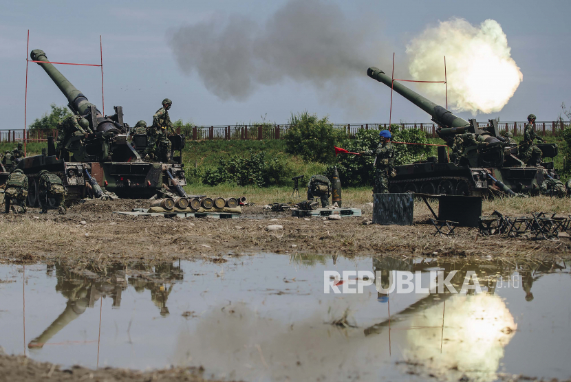 Dalam foto yang dirilis oleh Kantor Berita Militer Taiwan ini, senjata artileri Taiwan menembakkan peluru tajam selama latihan Han Guang yang diadakan di Taichung, Taiwan, pada hari Kamis, 16 September 2021. Latihan militer tahunan lima hari Han Guang di Taiwan dirancang untuk persiapan pasukan pulau untuk serangan oleh Cina, yang mengklaim Taiwan sebagai bagian dari wilayahnya sendiri.