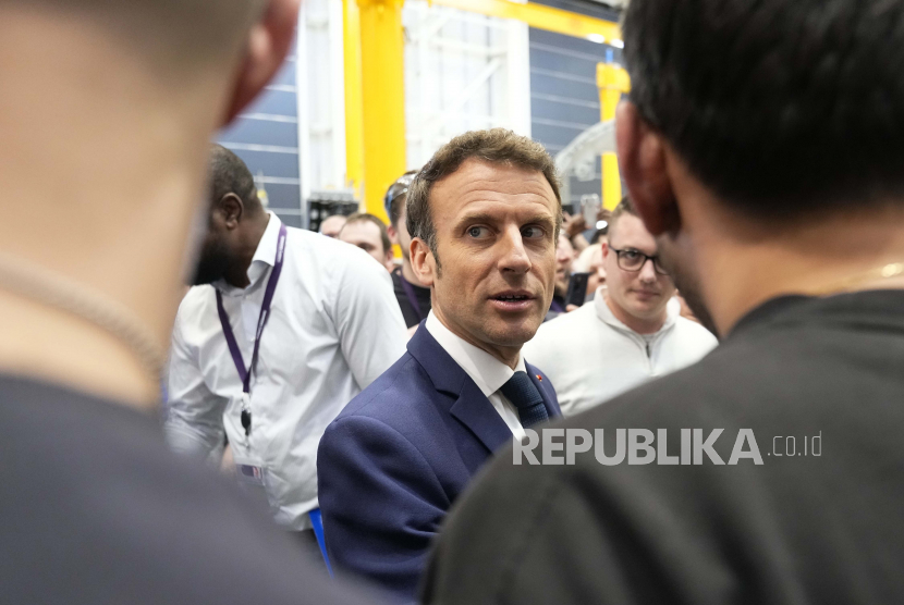 Presiden Prancis dan kandidat tengah untuk pemilihan kembali Emmanuel Macron bertemu dengan para pekerja di pabrik turbin angin Siemens Gamesa di Le Havre, Prancis barat, Kamis, 14 April 2022.