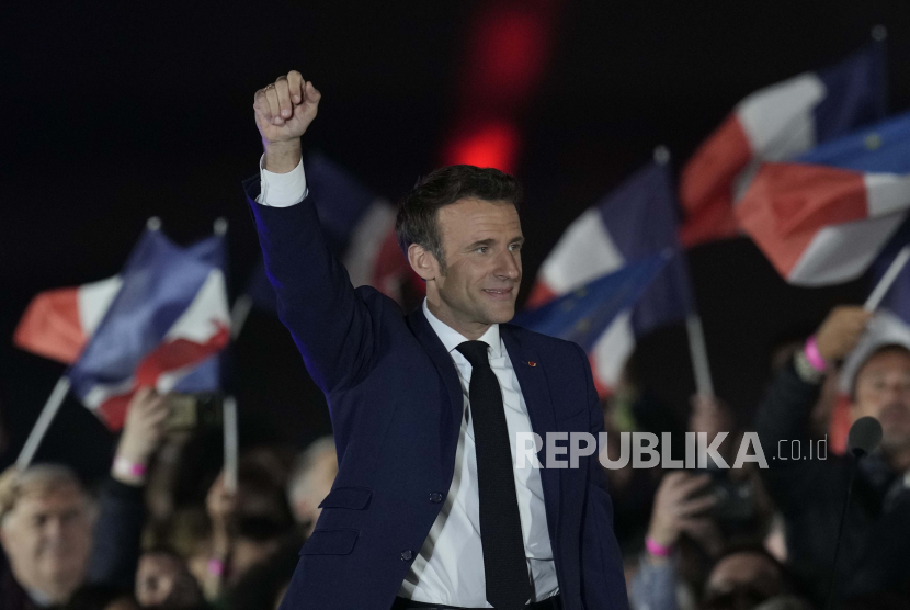 Presiden Prancis Emmanuel Macron merayakan dengan para pendukungnya di Paris, Prancis, Minggu, 24 April 2022. Badan-badan pemungutan suara memproyeksikan bahwa Presiden Prancis Emmanuel Macron dengan nyaman memenangkan pemilihan kembali hari Minggu dalam pemilihan presiden, menawarkan kepada pemilih Prancis dan Uni Eropa jaminan stabilitas kepemimpinan di satu-satunya kekuatan bersenjata nuklir blok itu ketika benua itu bergulat dengan invasi Rusia ke Ukraina.