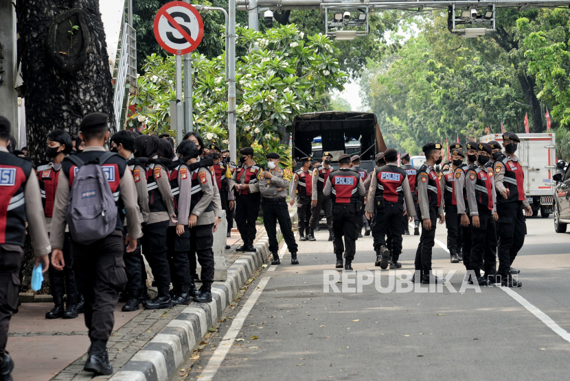 Personel Kepolisian berjaga di area titik aksi di kawasan Patung Kuda, Jakarta, Senin (11/4/2022). Polda Metro Jaya mengerahkan 5.626 personel gabungan termasuk dari Mabes Polri dan Kodam Jaya untuk menjaga keamanan saat rencana aksi mahasiswa di sekitar Patung Kuda, Monas, Jakarta Pusat. Republika/Thoudy Badai