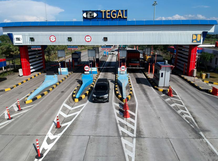 Sebuah kendaraan melintas di gerbang tol Adiwerna, Kabupaten Tegal, Jawa Tengah, Jumat (22/4/2022). Menteri Perhubungan (Menhub) Budi Karya Sumadi menyebutkan arus mobilitas pemudik pada Sabtu (23/4/2022) atau H-9 menuju Idul Fitri 1443 Hijriah/2022 sudah naik sekitar 5 persen hingga 10 persen dibandingkan tahun 2019.