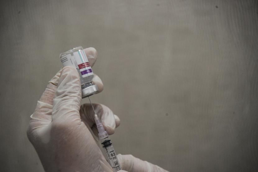 Seorang tenaga kesehatan menyiapkan vaksin Astra Zeneca saat vaksinasi booster di UPT Puskesmas Cibiru, Bandung, Jawa Barat, Rabu (6/4/2022). Vaksinasi booster di Kota Bandung telah mencapai 21 persen dan ditargetkan menyentuh angka 30 persen pada April 2022.