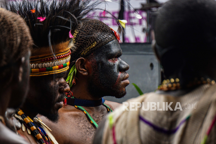 Penari berpakaian adat khas pegunungan tengah Papua menampilkan tarian adat Meepago di halaman Kantor Majelis Rakyat Papua (MRP) Kotaraja, Jayapura, Papua, Senin (1/11/2021). Penampilan tarian dari sejumlah daerah di Papua tersebut merupakan rangkaian penutup pameran budaya dengan tema ‘Budayaku Identitasku, Papua’ diikuti perajin UMKM dari lima wilayah adat Papua yakni Anim Ha, Meepago, Lapago, Saireri.