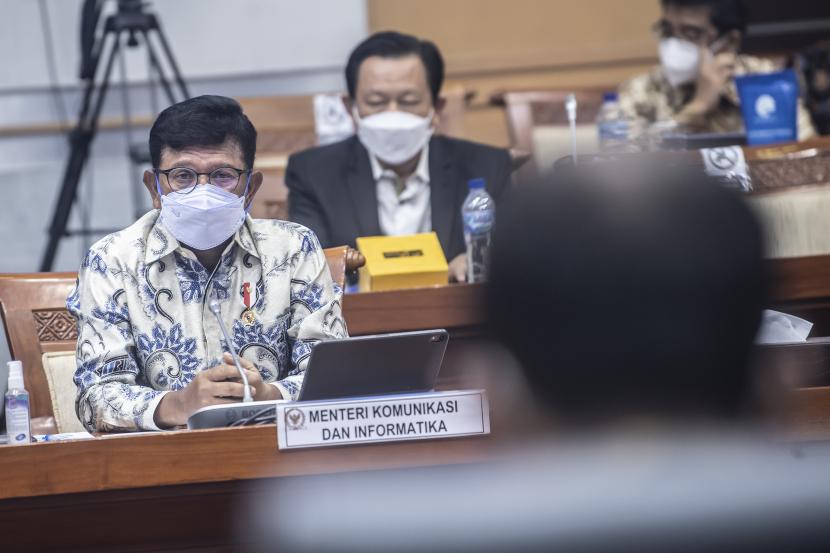 Menteri Komunikasi dan Informatika Johnny G. Plate menyampaikan paparannya saat rapat dengar pendapat (RDP) dengan Komisi I DPR tentang perkembangan persiapan pelaksanaan digitalisasi penyiaran (ASO) di komplek Parlemen, Jakarta, Selasa (16/11/2021). Menkominfo memaparkan dari total 697 lembaga penyiaran, sebanyak 277 lembaga telah bersiaran secara digital sebagai tiga tahapan pelaksanaan ASO dan berupaya proaktif dalam persiapan 420 lembaga penyiaran lainnya untuk bermigrasi ke penyiaran digital.