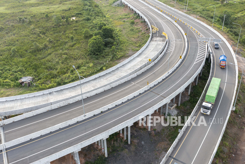 Sejumlah kendaraan melaju di simpang susun Jalan Tol Trans Sumatera (JTTS) ruas Kayu Agung-Palembang di Desa Ibul Besar III, Pemulutan, Ogan Ilir (OI), Sumatera Selatan, Rabu (13/4/2022). Menteri PUPR meminta Hutama Karya memaksimalkan persiapan untuk menyambut mudik.