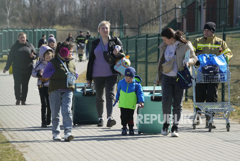 Metallica Sumbang Rp 7,1 Miliar untuk Pengungsi Ukraina. Foto: Pengungsi berjalan di perbatasan di Medyka, Polandia tenggara, setelah melarikan diri dari perang dari negara tetangga Ukraina, Ahad, 27 Maret 2022.