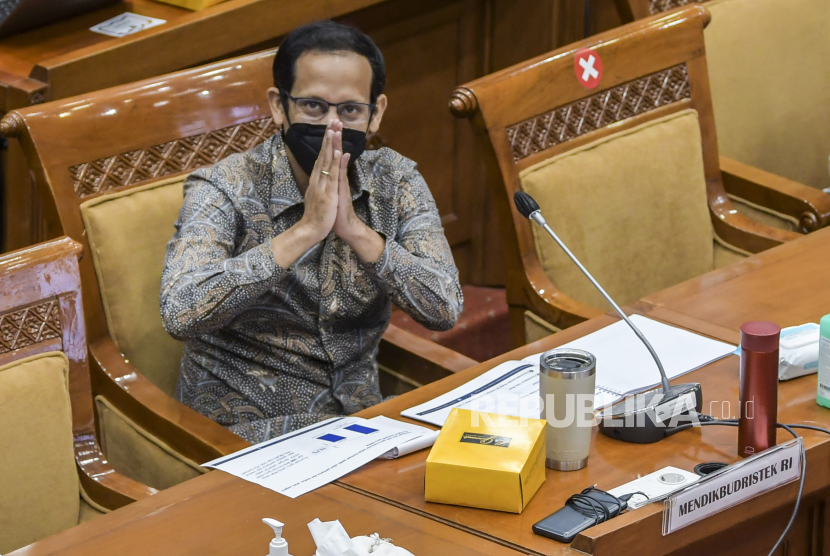 Menteri Pendidikan, Kebudayaan, Riset, dan Teknologi Nadiem Makarim (tengah) menolak usulan PM Malaysia untuk menjadikan bahasa Melayu sebagai bahasa resmi ASEAN.