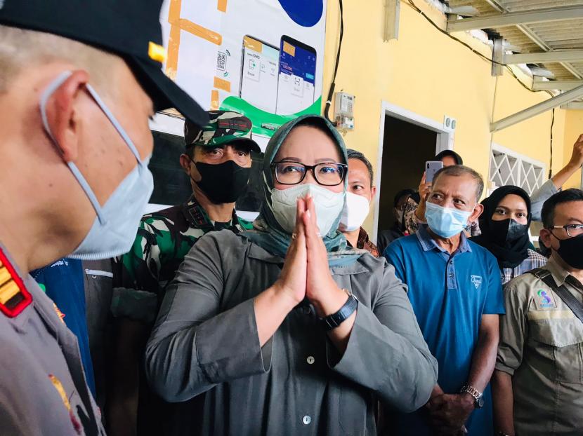 Bupati Bogor Ade Munawaroh Yasin (kanan) ilustrasi.   Bupati Bogor meminta warga waspada penipuan mencatut namanya