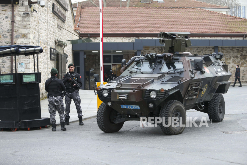 Anggota keamanan Turki berjaga di Istana Dolmabahce menjelang pembicaraan antara delegasi Rusia dan Ukraina, di Istanbul, Selasa, 29 Maret 2022. Kepala negosiator Rusia Vladimir Medinsky mengatakan, setelah menjalin beberapa putaran pembicaraan, Ukraina semakin realistis dalam isu-isu yang terkait dengan status netral dan nonnuklir.